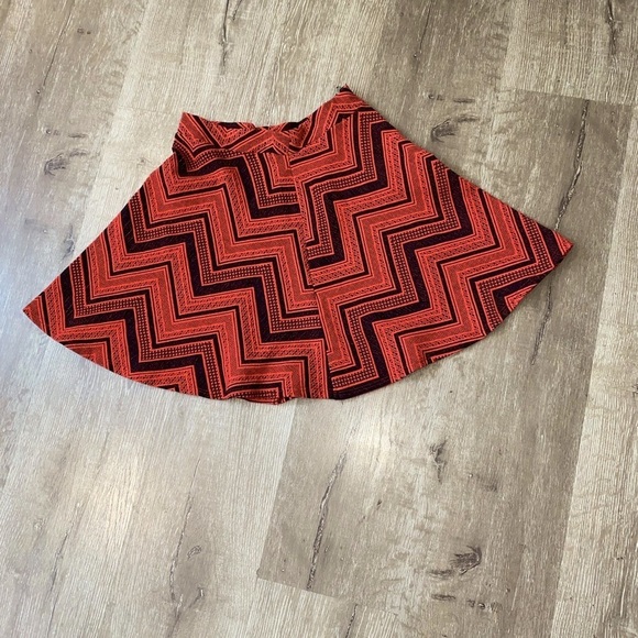 Womens Miami Sz M circle skater mini skirt chevron pattern size medium - Picture 2 of 7